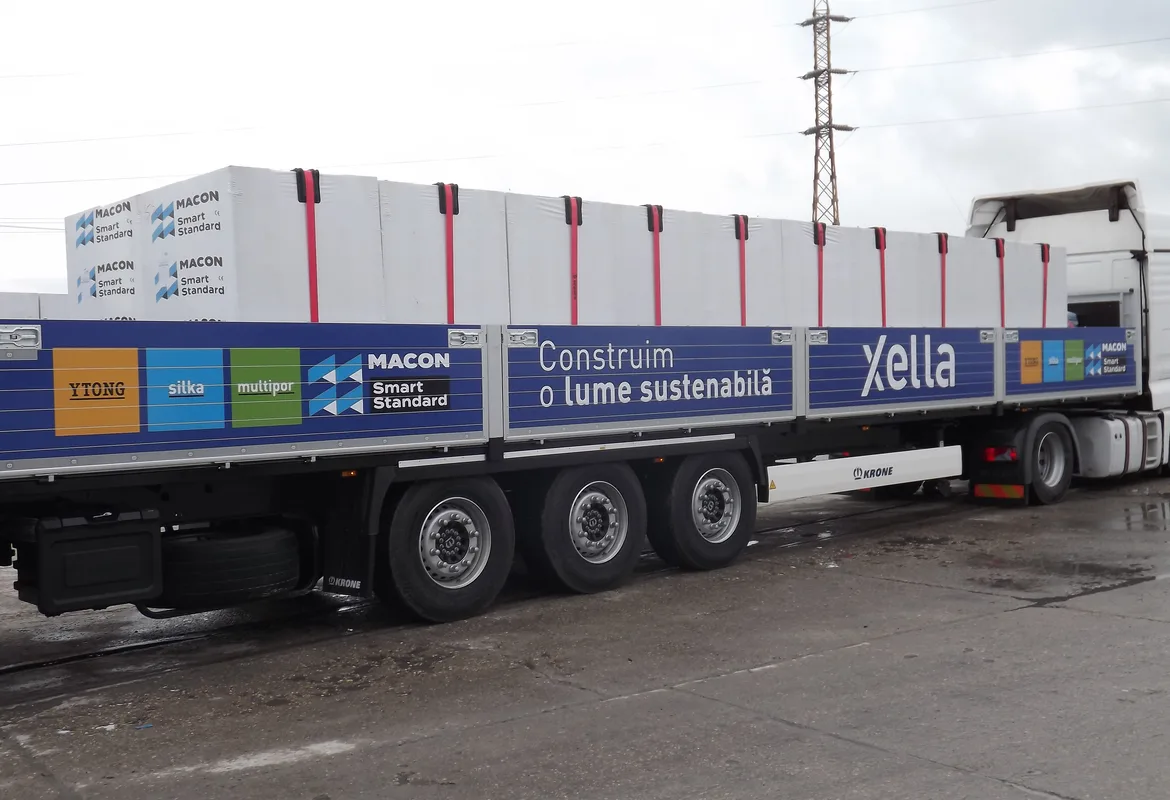 Autocamion cu prelată încărcat cu paleți de blocuri